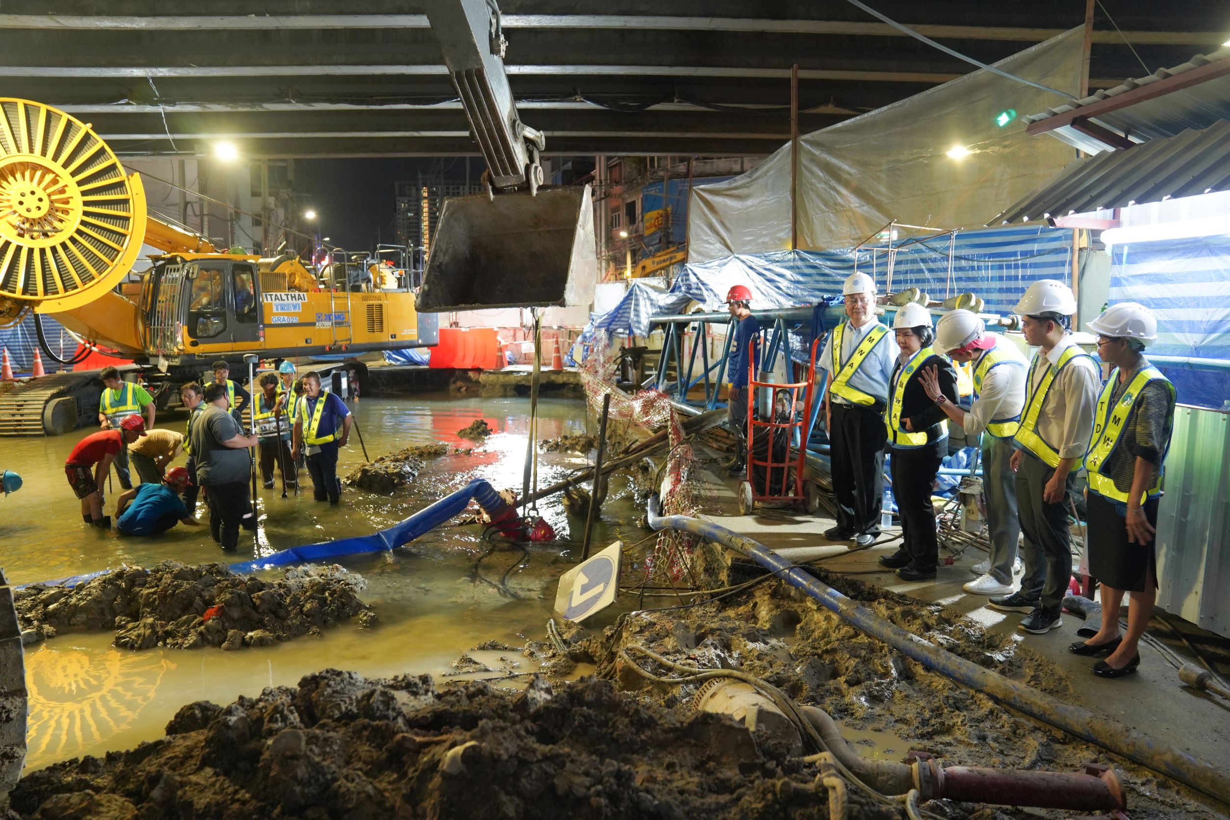 ผู้ว่าการ กปน. ลงพื้นที่เร่งแก้ปัญหาเหตุท่อประปาถูกเจาะแตก แยกราชปรารภ เพื่อลดผลกระทบการให้บริการน้ำประปา