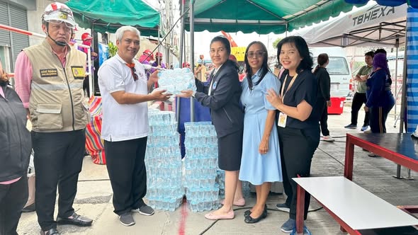 กปน. มอบน้ำดื่มบรรจุถ้วย สนับสนุนเหตุการณ์ถนนสามเสนทรุดตัว