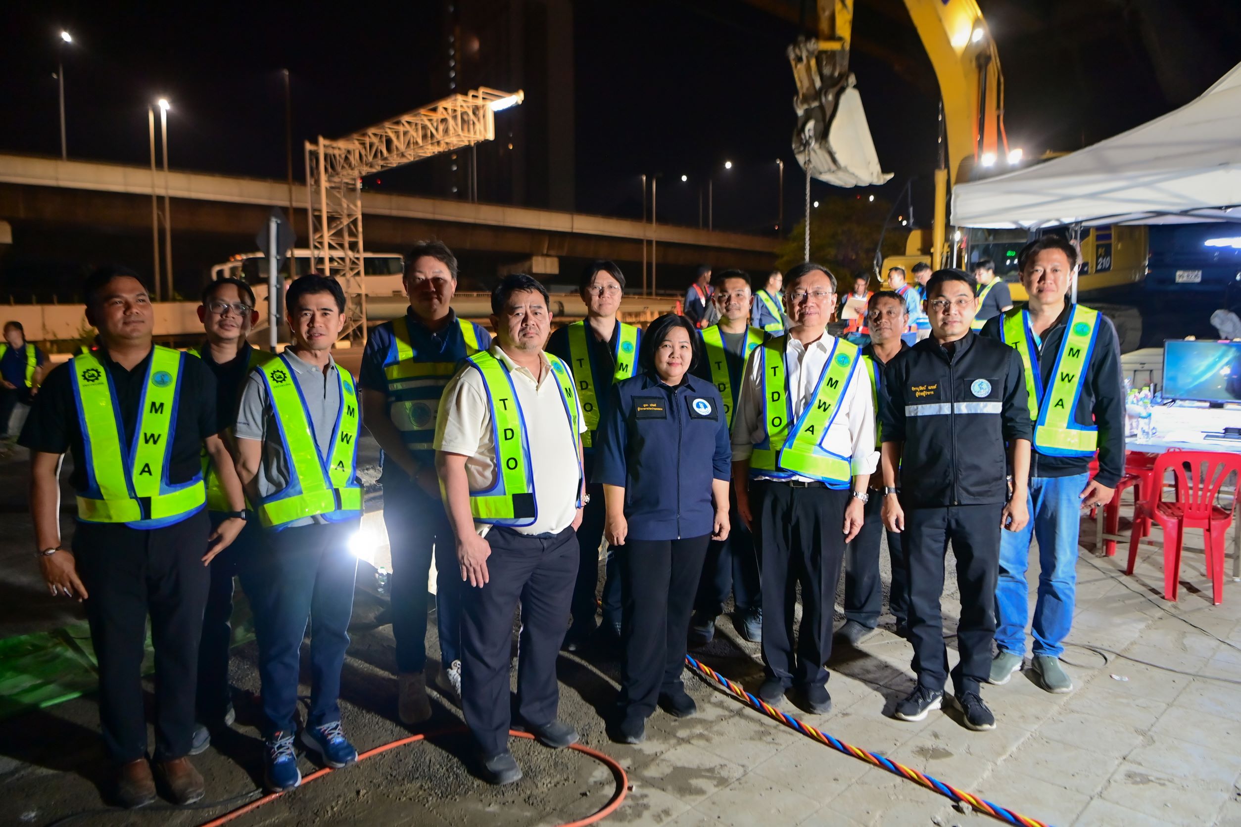 ผู้ว่าการ กปน. นำคณะผู้บริหาร ตรวจเยี่ยมติดตามงานสำรวจพร้อมซ่อมแซมอุโมงค์ส่งน้ำ บริเวณคลองชวดใหญ่ ถนนพระราม 9 อย่างใกล้ชิด