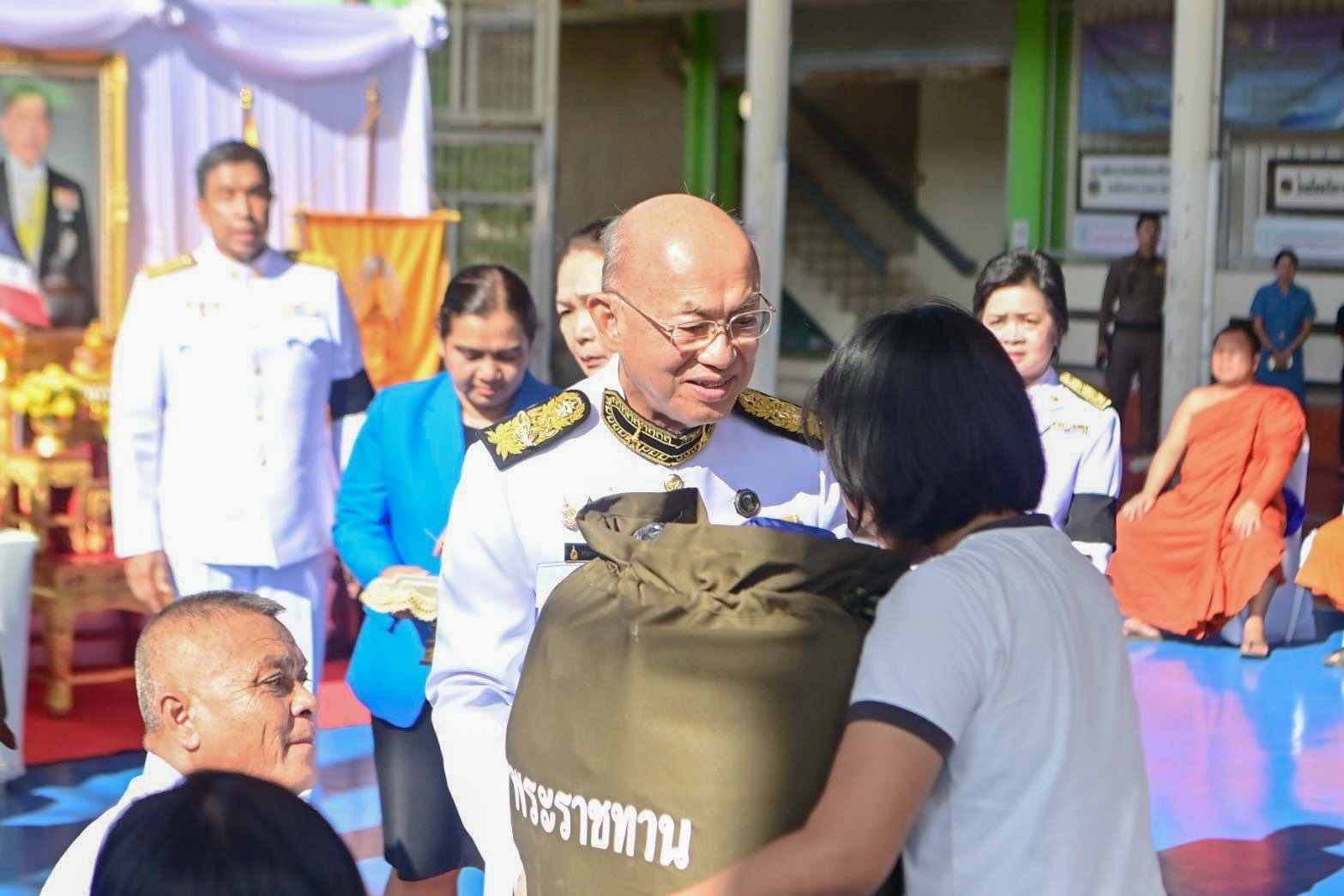 พระบาทสมเด็จพระเจ้าอยู่หัว พระราชทานสิ่งของช่วยเหลือผู้ประสบอัคคีภัยชุมชนซอยวัดประชาระบือธรรม เขตดุสิต